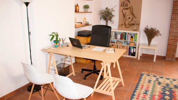 sillas y mesa de la consulta de nutrición de Lisa Cabestany